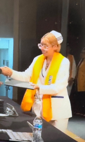Valeria durante su graduación de enfermería